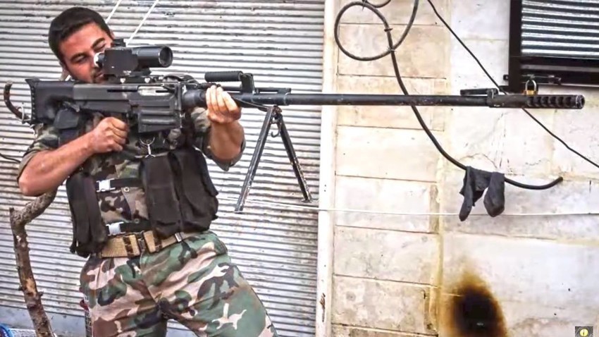 Fotografija vojaka z rusko težko ostrostrelsko puško OSV-96 oziroma Vlomilcem v Siriji