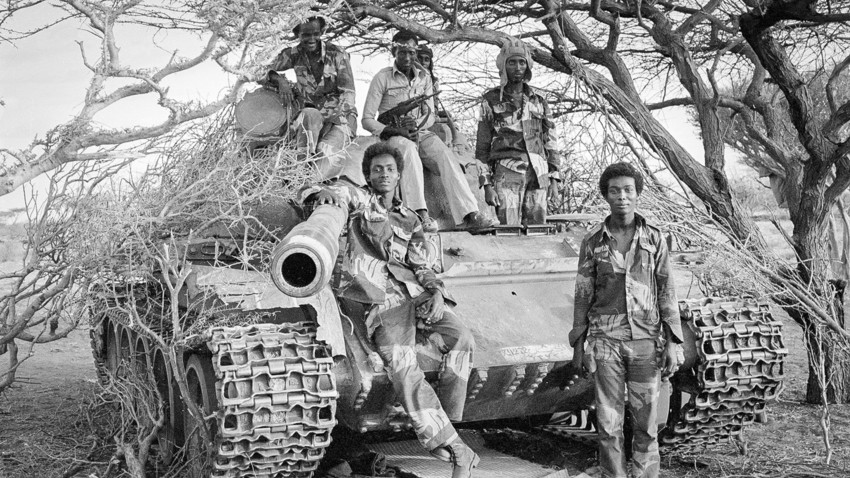 Somalische Soldaten mit einem alten sowjetischen T-54-Panzer an der Frontlinie des Ogadenkrieges