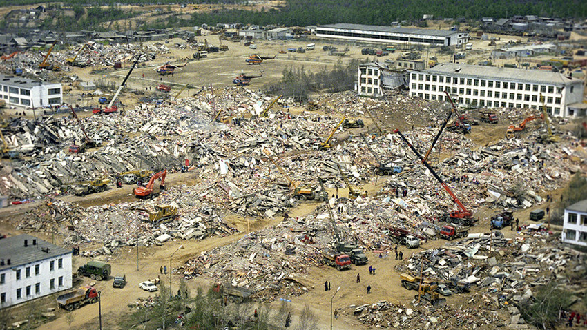 Mesto Neftegorsk je bilo v potresu popolnoma uničeno.