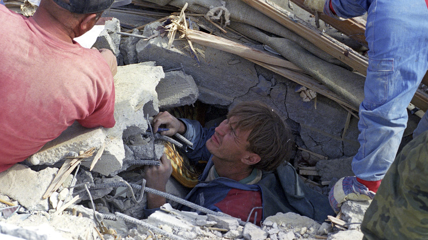 Спасителната операция в Нефтегорск, ударен от земетресение на 27 май 1995 година