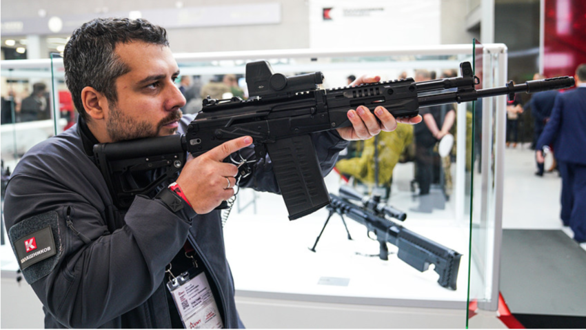 Obiskovalec sejma Armija-2018 v rokah drži AK-308.