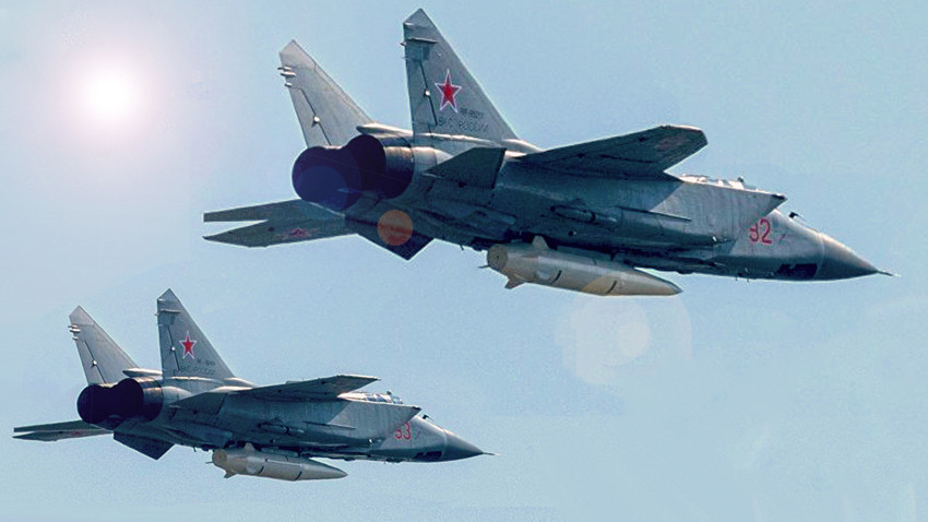 Изтребители-прехващачи МиГ-31K л, въоръжени с хиперзвуковите ракети "Кинжал"