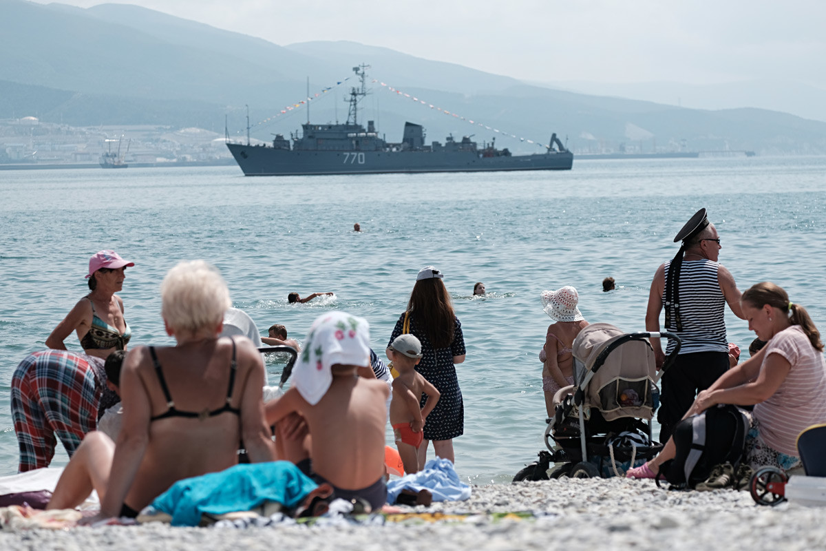 ノヴォロシースクでの海軍記念日の祝いに参加している掃海艇「ヴァレンチン・ピークリ」