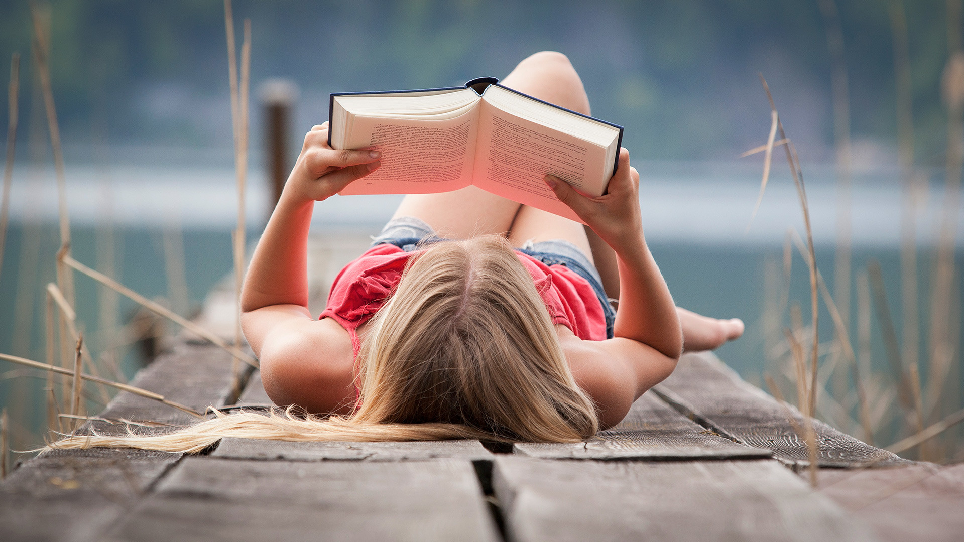 Хочу быть необычной. Девушка лежит с книгой. Блондинка с книжкой. Чтение с удовольствием. Чтение на лето.