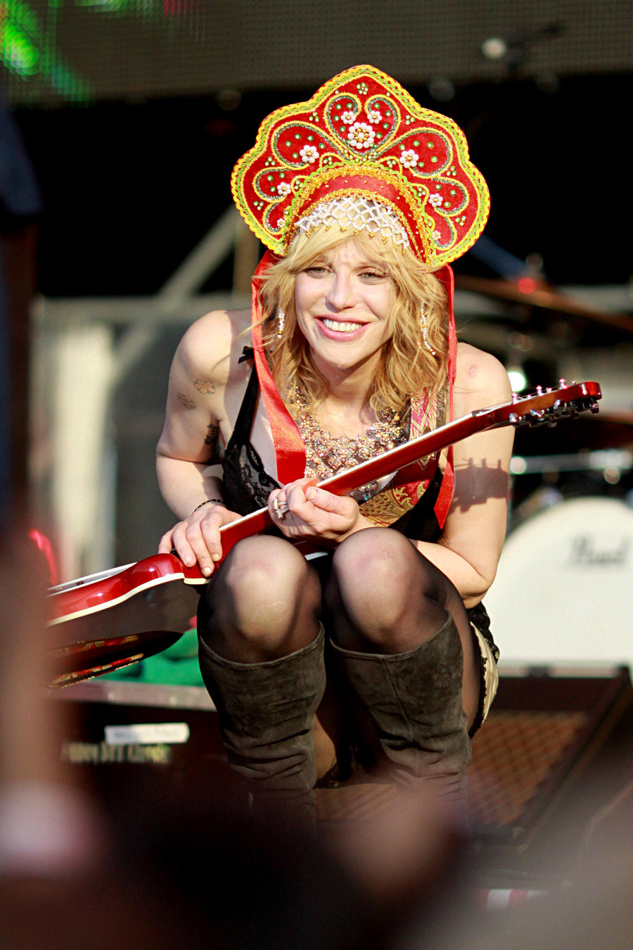 Courtney Love tampil di festival musik Afisha Picnic di Moskow.