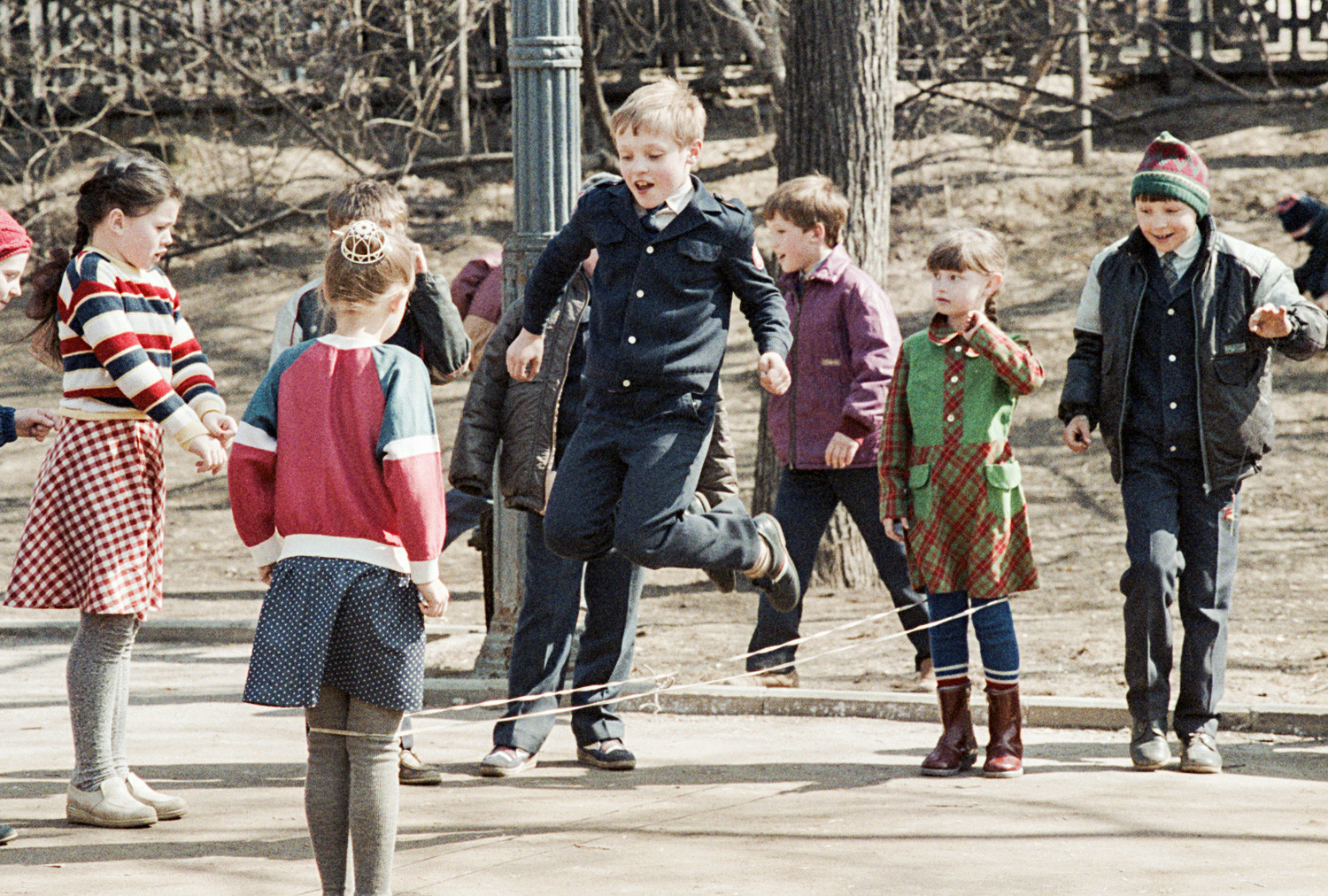 Anak-anak sepulang sekolah di Gogol Bulvar, Moskow, April 1988. 