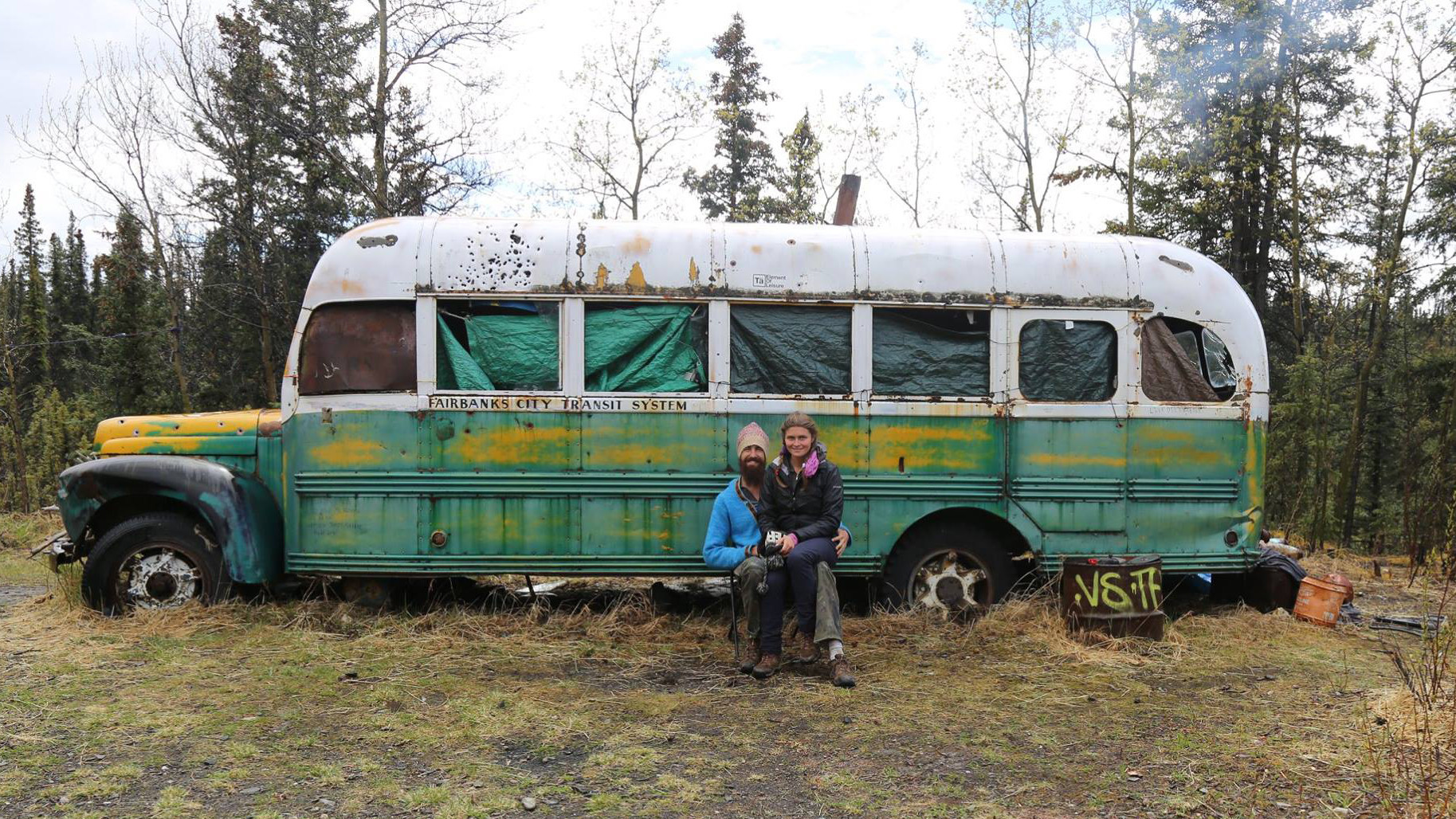 Franco y Olga cerca de un autobús abandonado en Stampede Trail (Alaska), donde murió el senderista estadounidense Christopher McCandless. Se hizo famoso gracias al libro de Jon Krakauer sobre su vida, ‘Into the Wild’, que inspiró en 2007 la película homónima dirigida por Sean Penn.