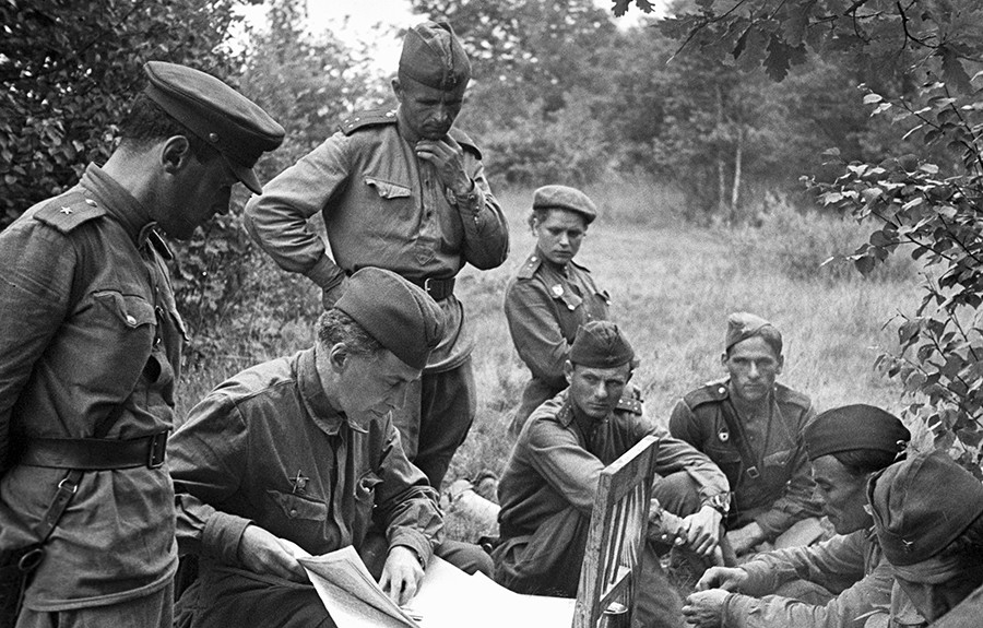 Ilya Ehrenburg (al centro) al fronte durante la Grande guerra patriottica