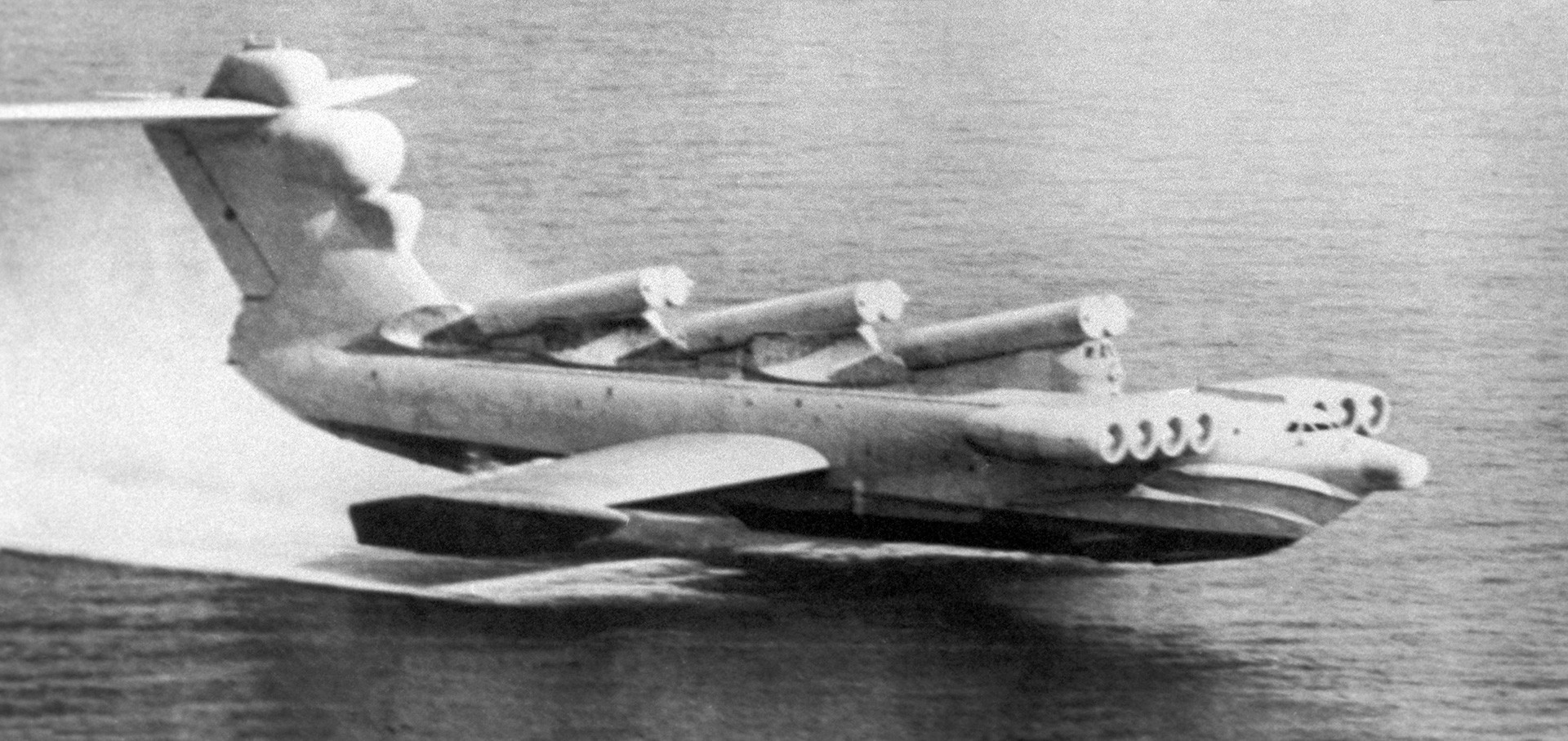 Советскиот екраноплан „Луњ„“ беше вооружен со наоружан противбродски крстосувачки ракети П-270 „Москит“, тако што претставуаше опасност за носачите на авиони 