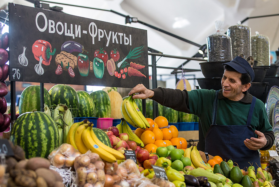 Seorang pria menjual buah-buahan dan sayur-sayuran di Pasar Danilovsky, Mytnaya ulitsa No. 74, Moskow.