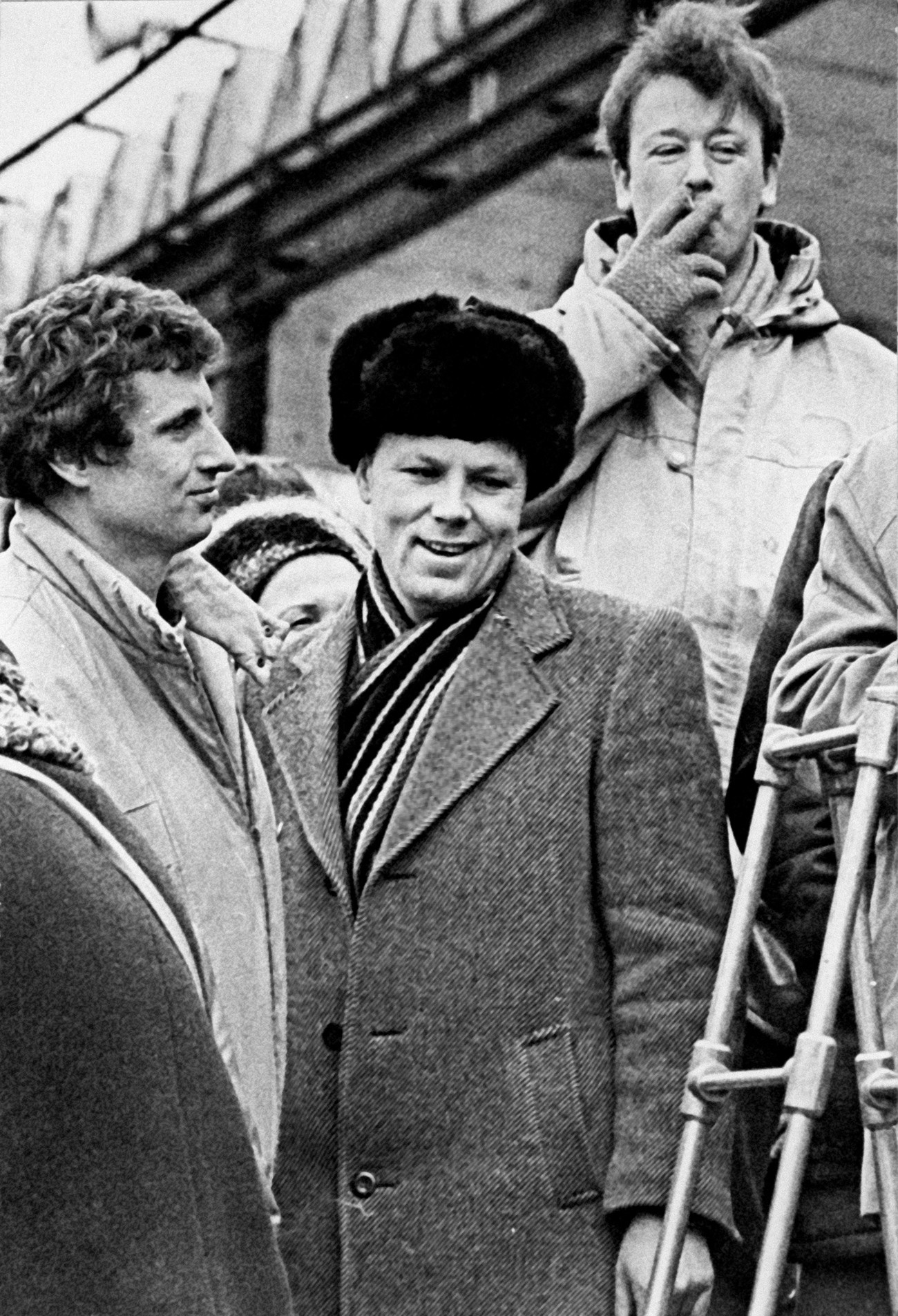Aleksandr Chmonov (centro) durante campanha eleitoral em Kolpino, no subúrbio de Leningrado, no primeiro semestre de 1990.