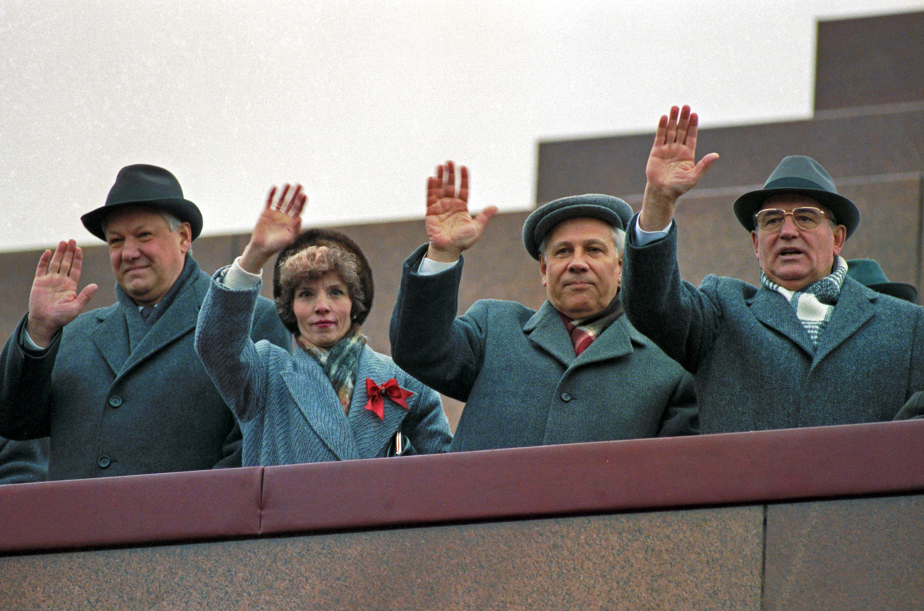 Mikhaíl Gorbatchov junto a Borís Iéltsin durante uma parada militar e demonstração dedicada ao 73° aniversário da Grande Revolução Socialista de Outubro, em 7 de novembro de 1990.