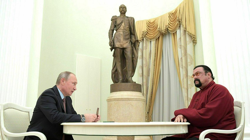 Vladimir Putin i Steven Seagal na sastanku u Kremlju 2016.