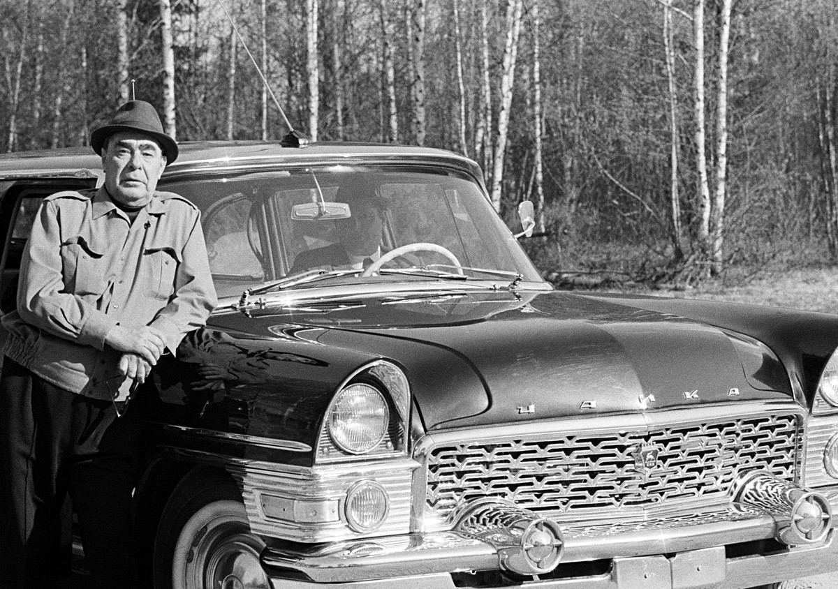 モスクワ州、ソ連。「チャイカ」というブランドの自動車のそばに立っているソビエト連邦共産党書記長、レオニード・ブレジネフ。