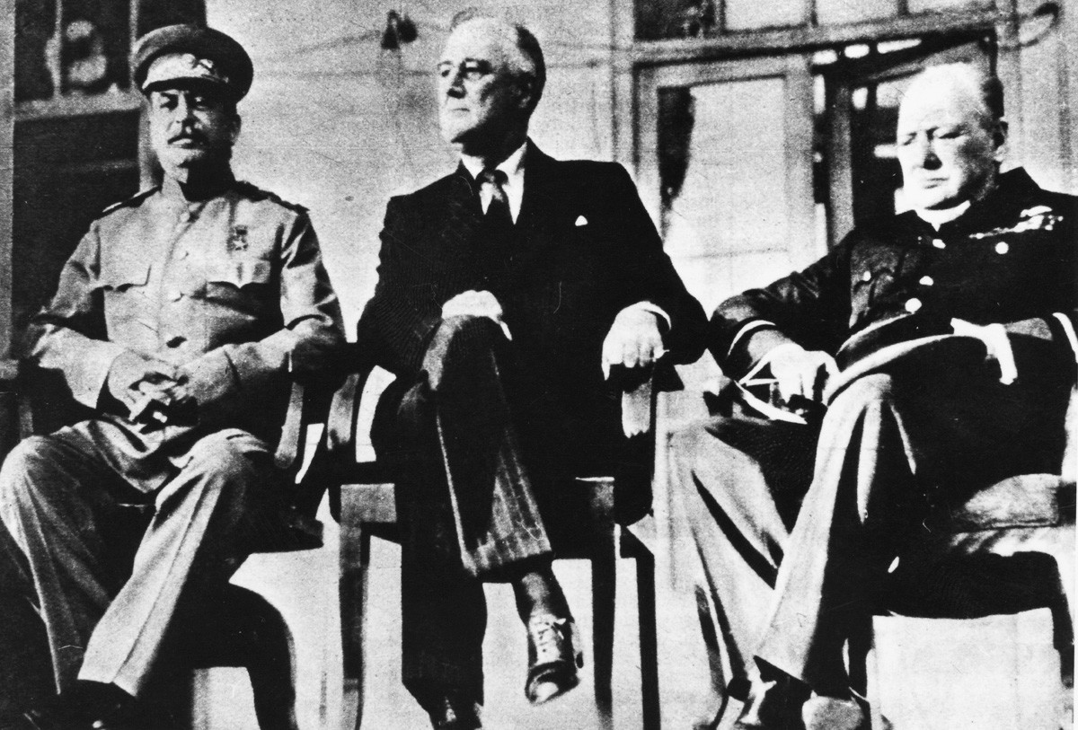 1943年 11 月に行われたテヘラン会談。ソ連、米国、英国の首脳である。、ヨシフ・スターリン、フランクリン・ルーズベルト、ウィンストン・チャーチル（左から右）。