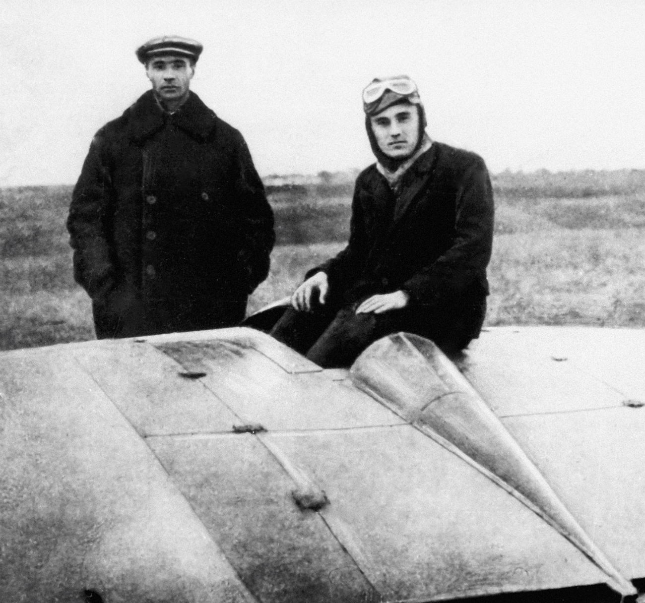 Serguéi Koroliov (a la derecha) en 1929. Era un piloto certificado.