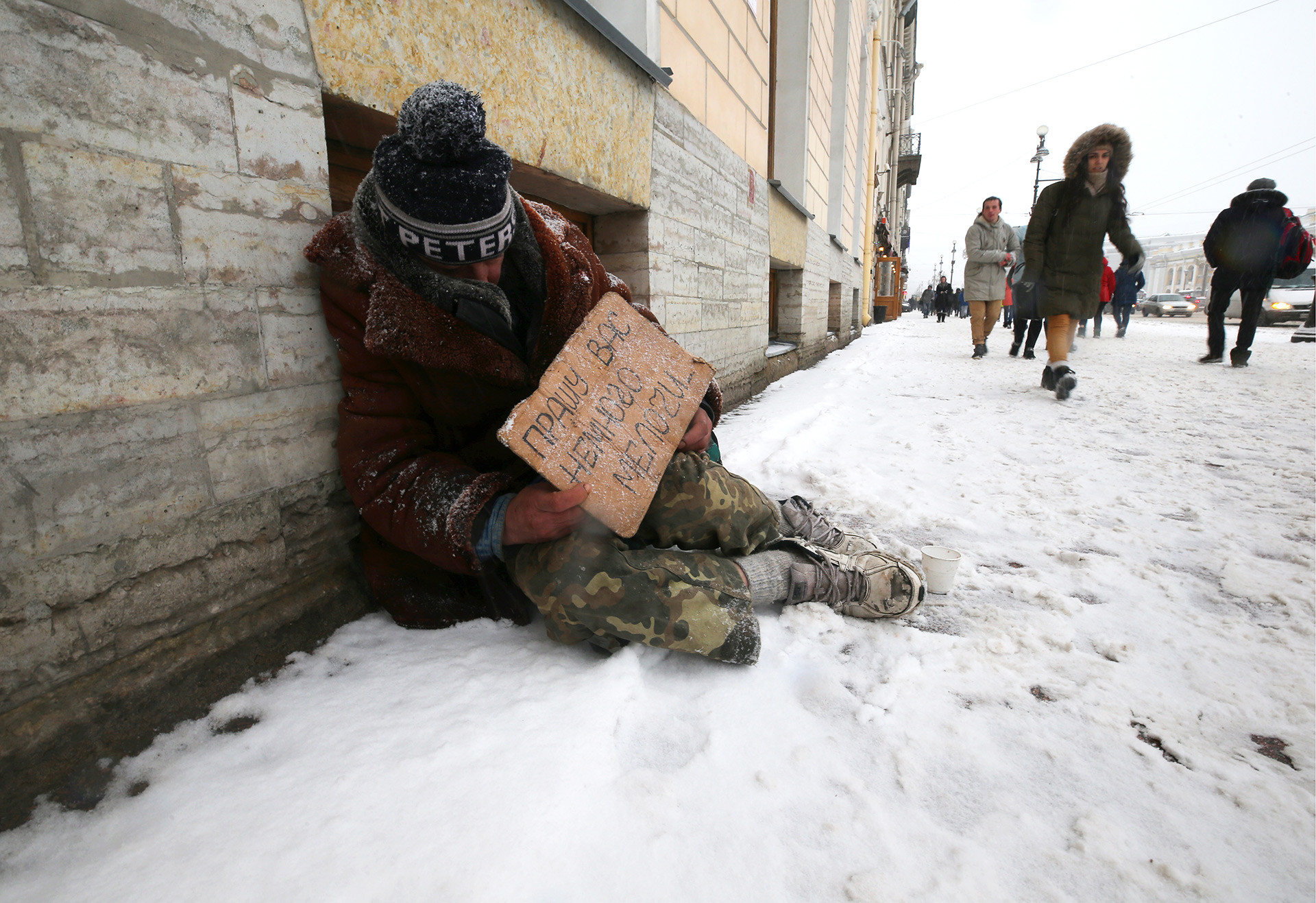 寝ているホームレスの男性、ロシア