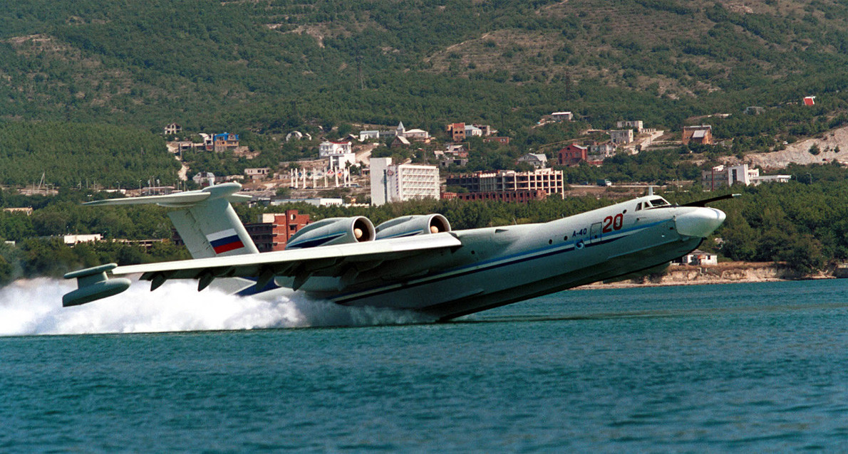 ゲレンジク、2000年 9 月 7日。 A-40「アルバトロス」対潜水艦主力水陸両用機が黒海の岸で行われたHydro-Air Show-2000で興業飛行を行う。
