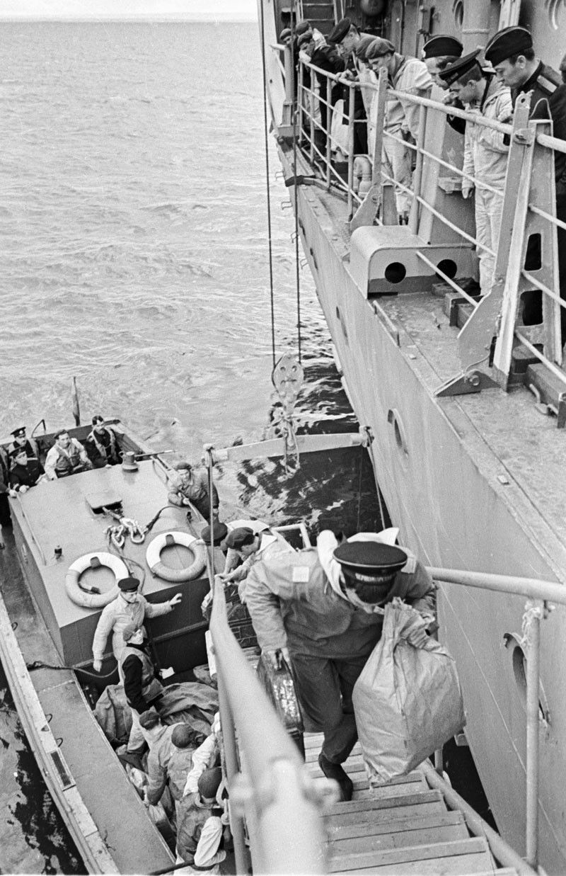 Cartero llega a un barco militar soviético, 1969.