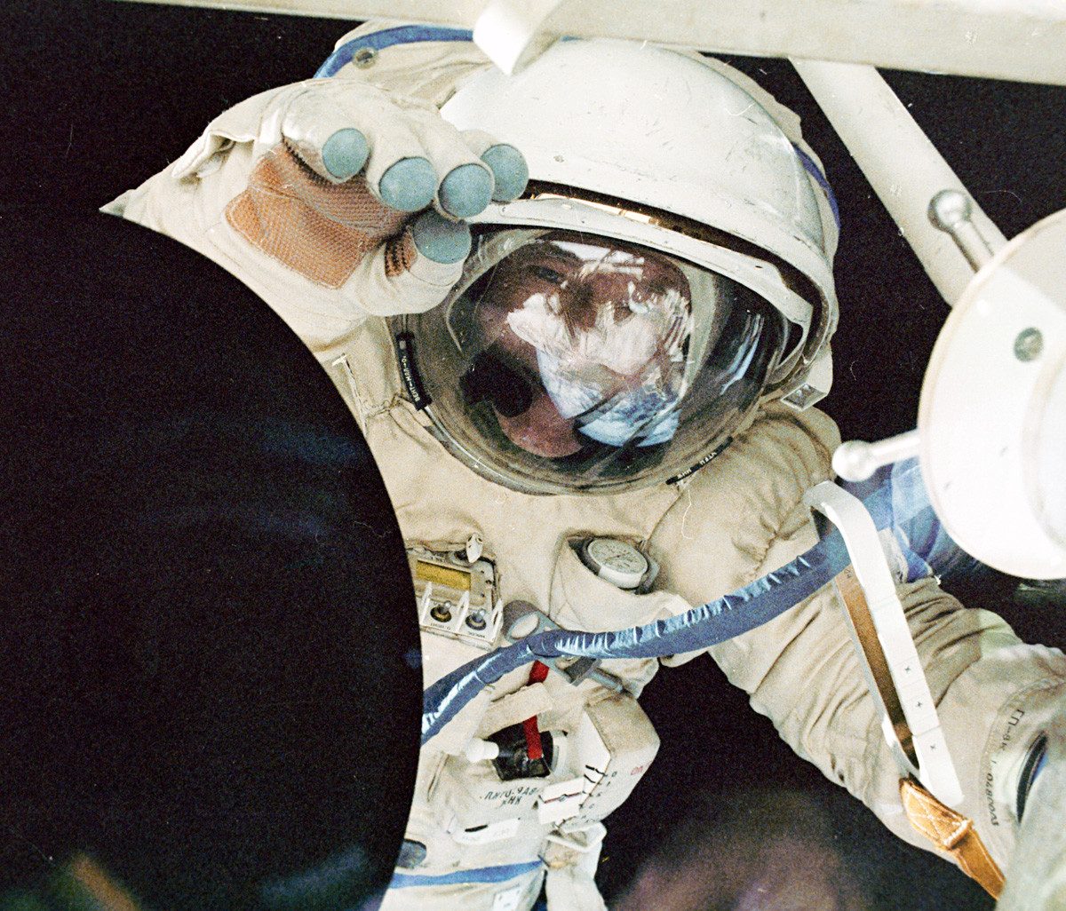 Француски космонаут Жан Кретијен у отвореном космосу.