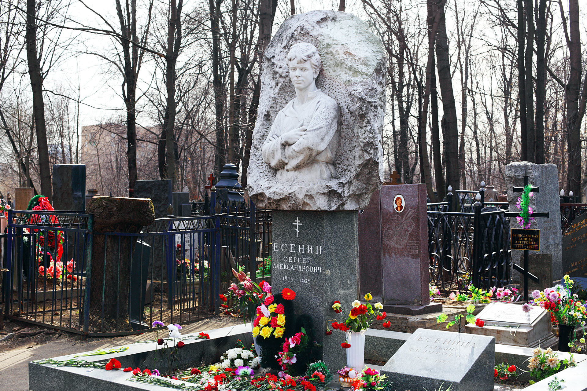 Nisan Sergey Yesenstein di pemakaman Vagankovskoye, Moskow, Rusia. Salib hitam dengan karangan bunga hijau dan ungu di sisi kiri ada di makam Galina Benislavskaya.