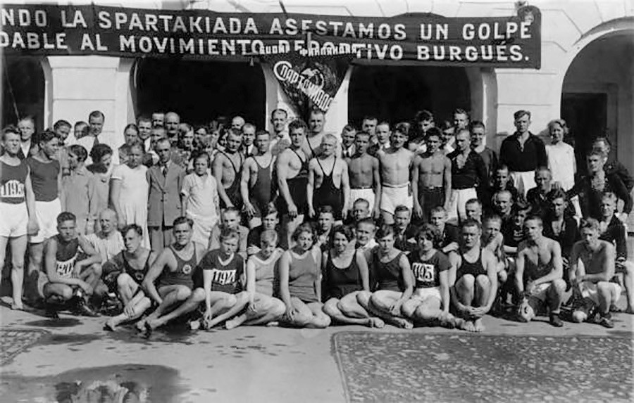 Finnische Athleten des Sportklubs Jyry Helsinki bei der Moskauer Spartakiade 1928, darunter Fußballspieler, Wrestler, Läufer, Turner und Boxer