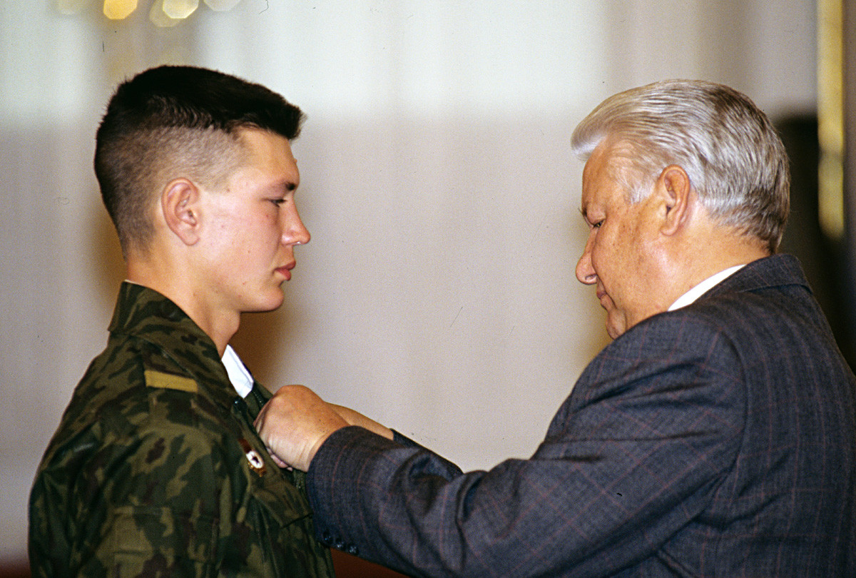 El presidente Borís Yeltsin entrega la Orden al Coraje Personal al soldado Vladímir Evguéniyev por su heroismo durante la batalla en la frontera tayiko-afgana