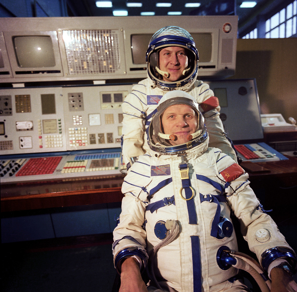 Членовите на меѓународната космичка мисија „Сојуз-28“ – космонаутот-истражувач Владимир Ремек (Чехословачка) и советскиот космонаут Алексеј Губаред, командир на летот и херој на Советскиот Сојуз во Центарот за обука на космонаути „Гагарин“. „Сојуз-28“ е лансиран на 2 март 1978 година.