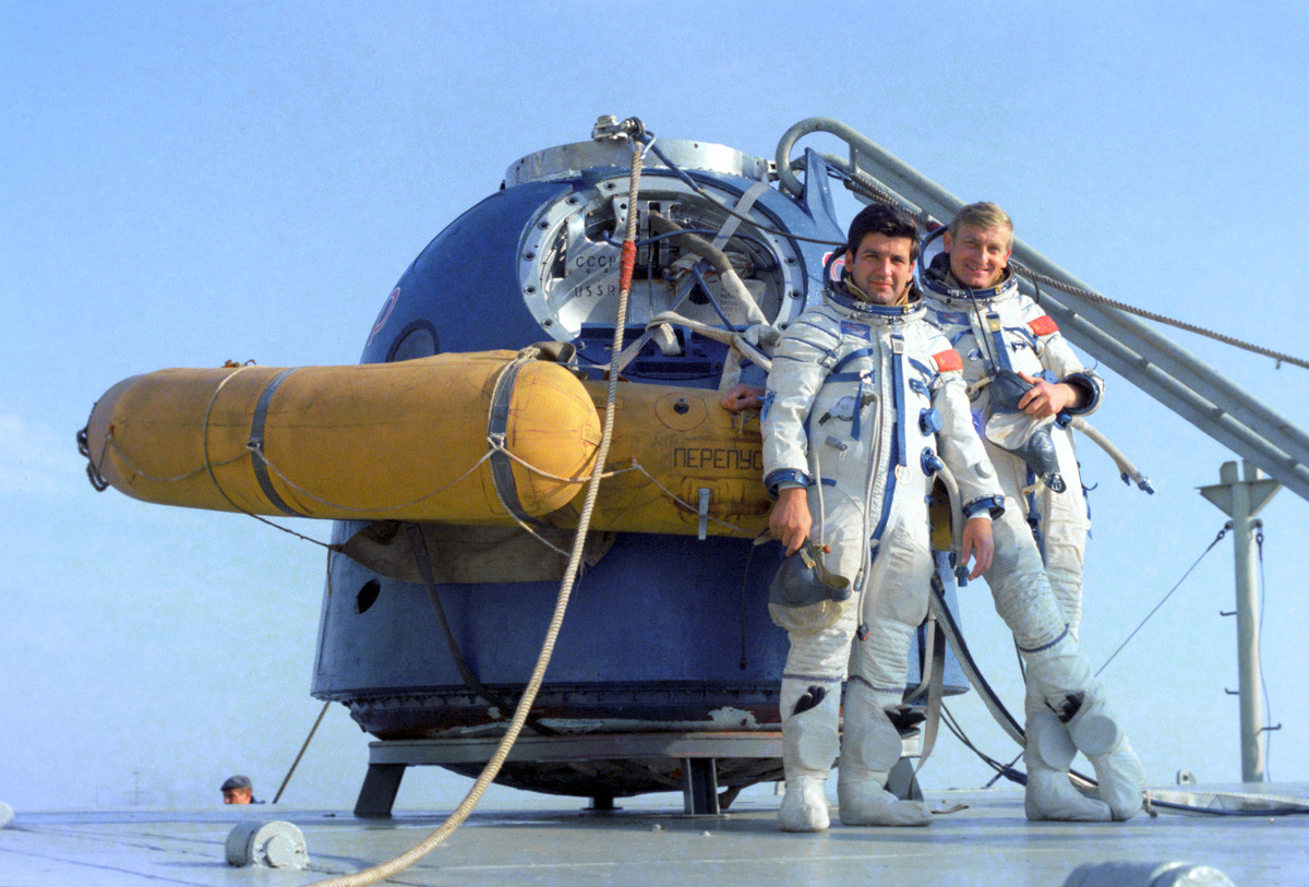Cosmonautas Piotr Klimuk (URSS) y Mirosław Hermaszewski (Polonia) en el centro de entrenamiento.