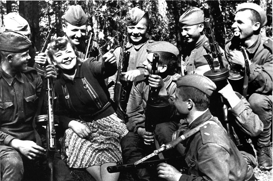 Zoya Fyodorova performing on the frontline, 1943