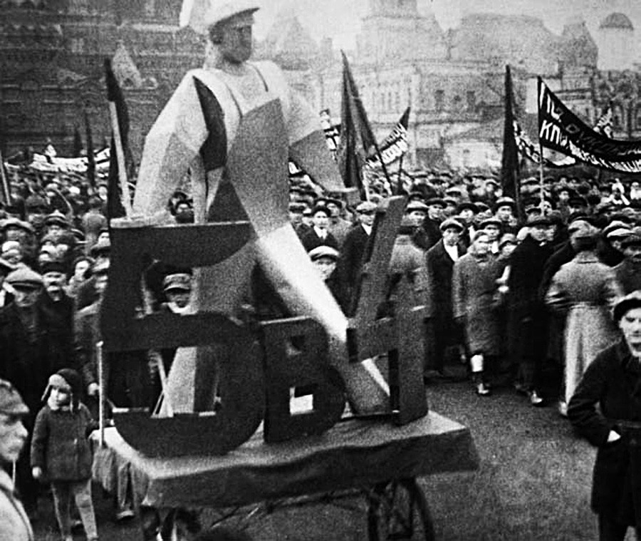 Dekorationen zum Jahrestag der Oktoberrevolution am 1. Mai, Moskau, Petrograd, Leningrad, 1918-1929
