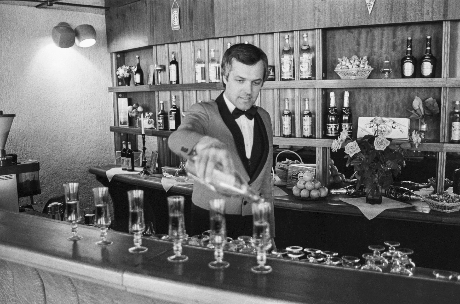 Un barman en el café ´Mlechni put´ (Vía Láctea, en español)