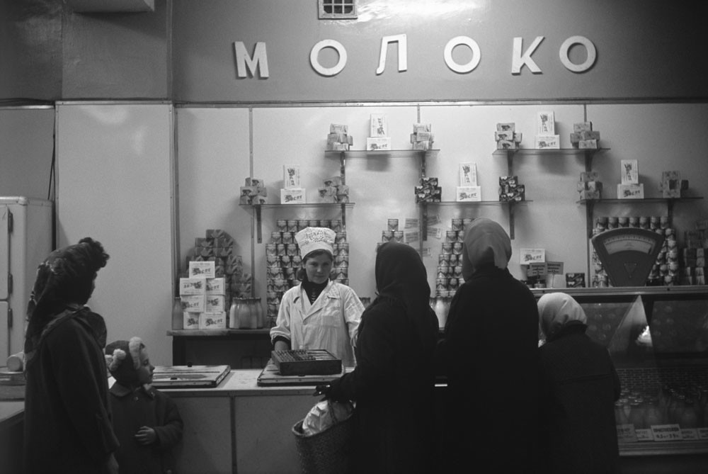 1966. Fila de clientes em loja de laticínios em Kazan (800 km a leste de Moscou)