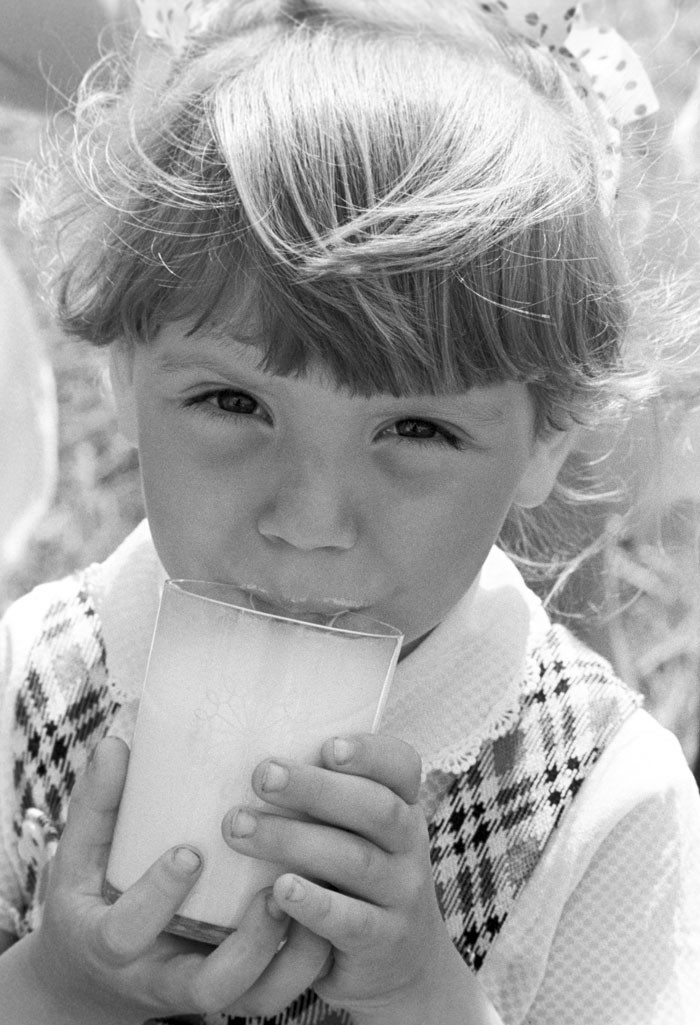 1984. Garota bebendo leite em um jardim de infância anexo ao haras Lenino (na atual Bielorrússia)