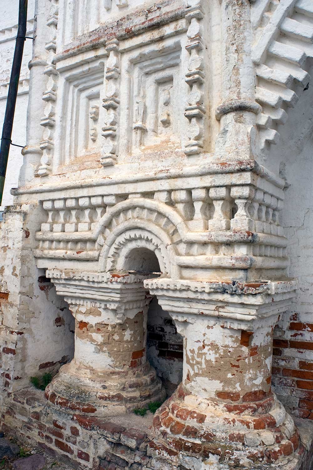 Monastero della Dormizione Goritskij. Porta est, dettaglio facciata est. 12 luglio 2012