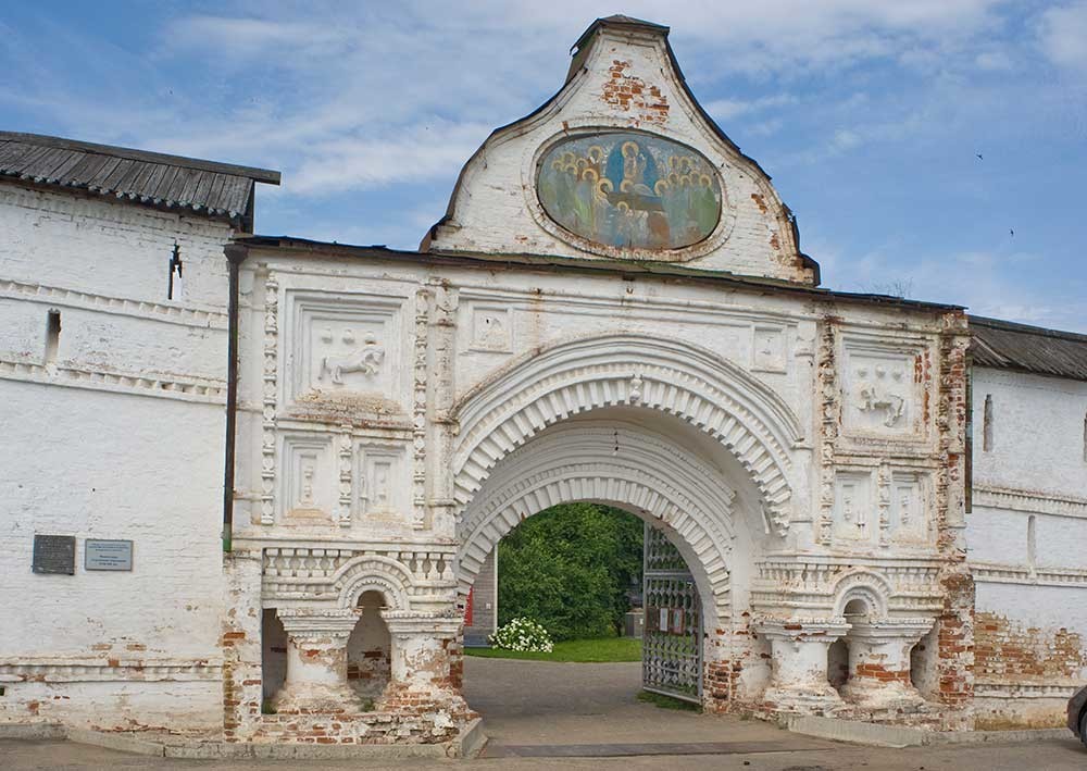 Monastero della Dormizione Goritskij. Porta est, vista est. 12 luglio 2012
