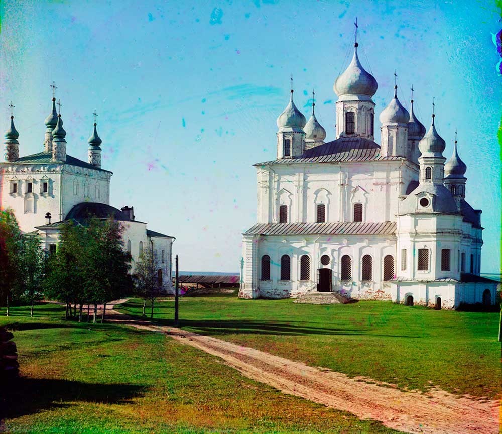 Monastero della Dormizione Goritskij. Cattedrale della Dormizione, vista sud. A sinistra: Chiesa di Ognissanti. Estate 1911