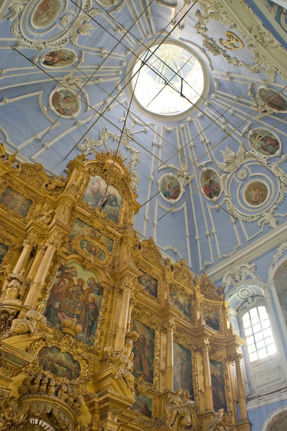 Monastero della Dormizione Goritskij. Cattedrale della Dormizione. Interno con livelli superiori dell’iconostasi. 12 luglio 2012
