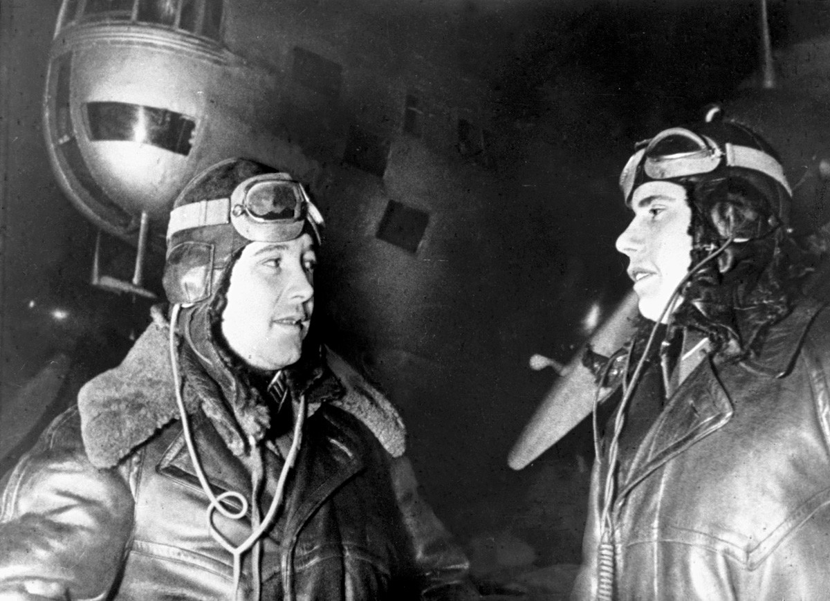 Героят на Съветския съюз полковник Й. Преображенски (ляво) и навигатор П. Хохлов преди полета за Берлин