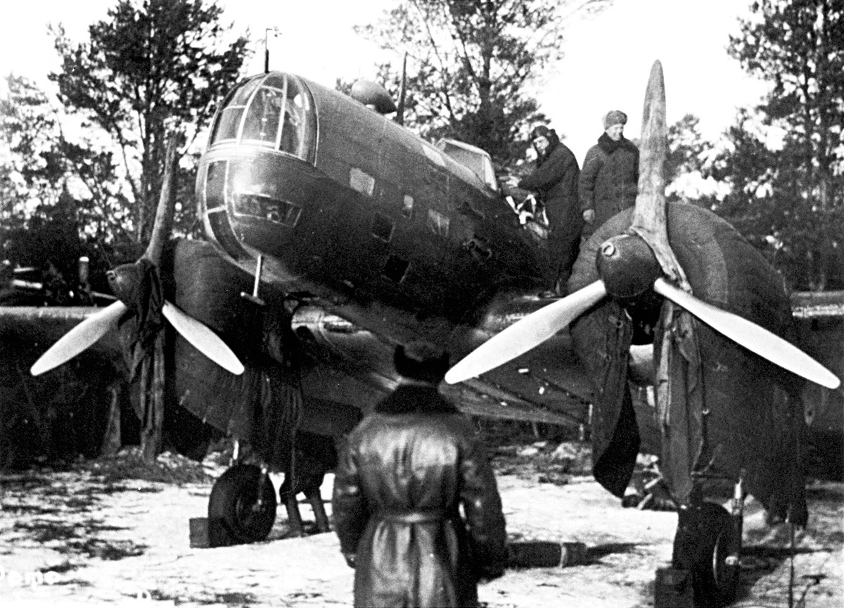 Военният самолет на полковник Й. Преображенски преди полета за Берлин