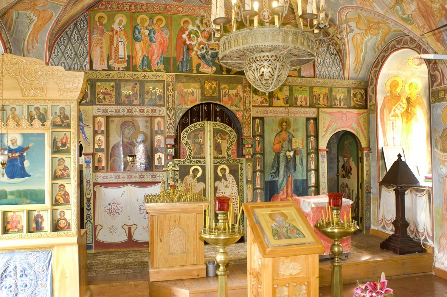 Iglesia del Icono de Nuestra Señora de Smolensk, nivel inferior con altar de San Sergio. Pantalla de iconos. 21 de agosto de 2012.