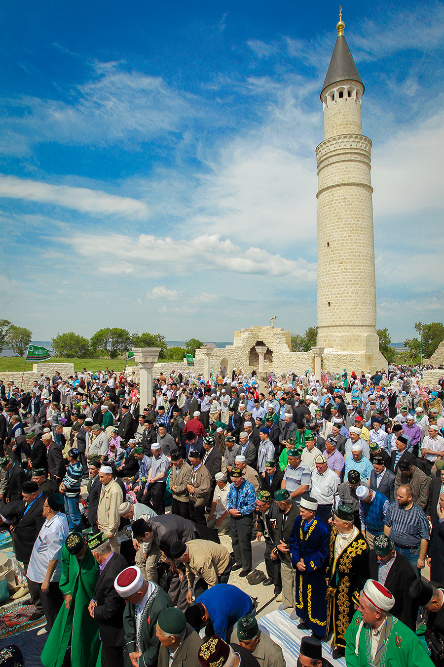 Masyarakat muslim melaksanakan ibadah salat berjamaah selama perayaan peringatan pengadopsian Islam yang ke-1124 oleh Bulgaria Volga.