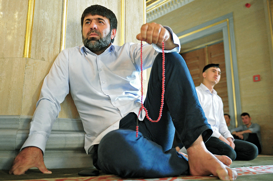 Seorang jemaah di Masjid Jantung Chechnya, Grozny, Republik Chechnya, Rusia.