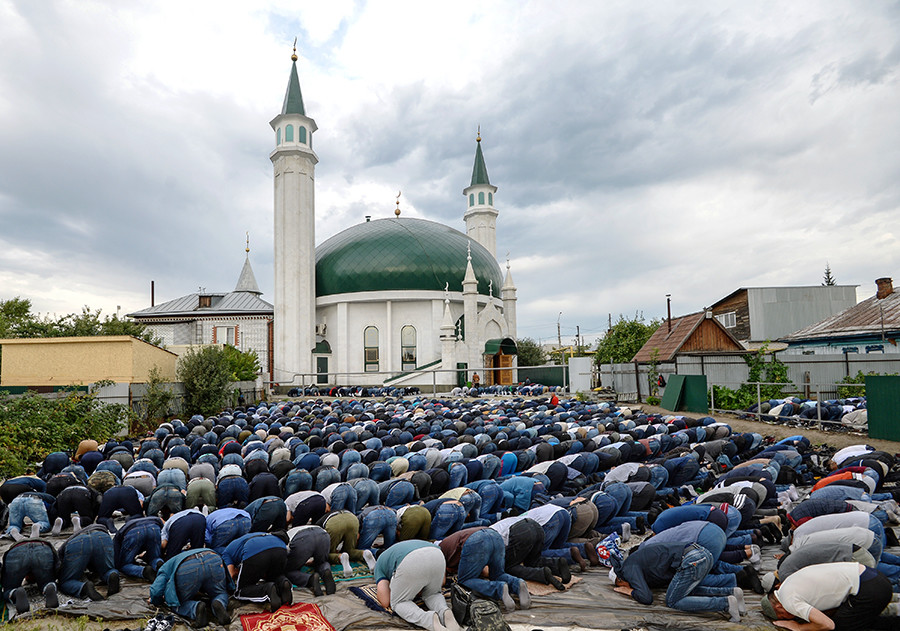 Umat Islam melaksanakan ibadah salat Id di luar Masjid Agung Barnaul pada Hari Raya Idul Adha. 