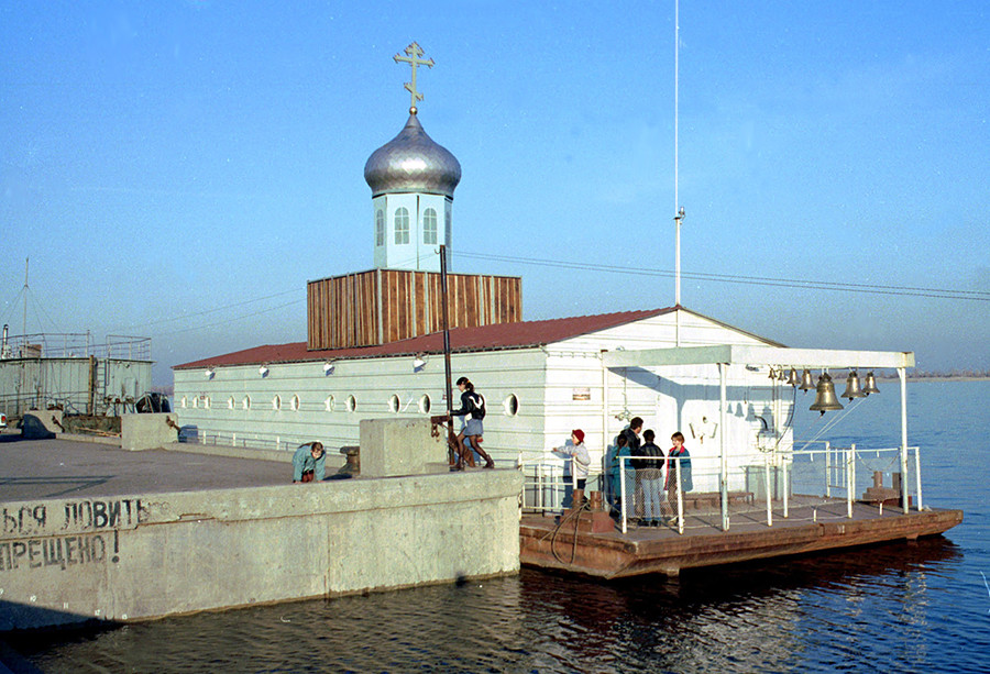 ヴォルゴグラードの中央築堤で結ばれている水上教会「聖インノケンティー」