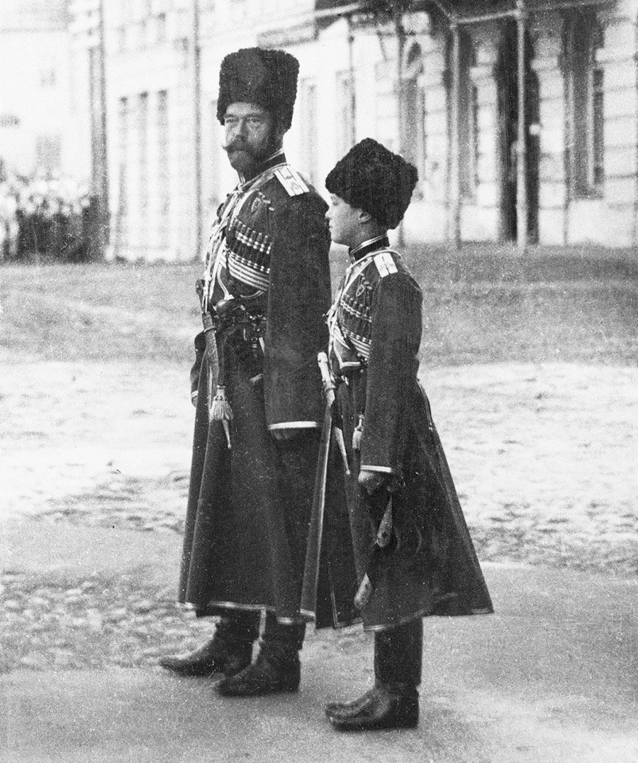 Nikolaj II. in Aleksej v kozaških uniformah na vojaški paradi leta 1916.
