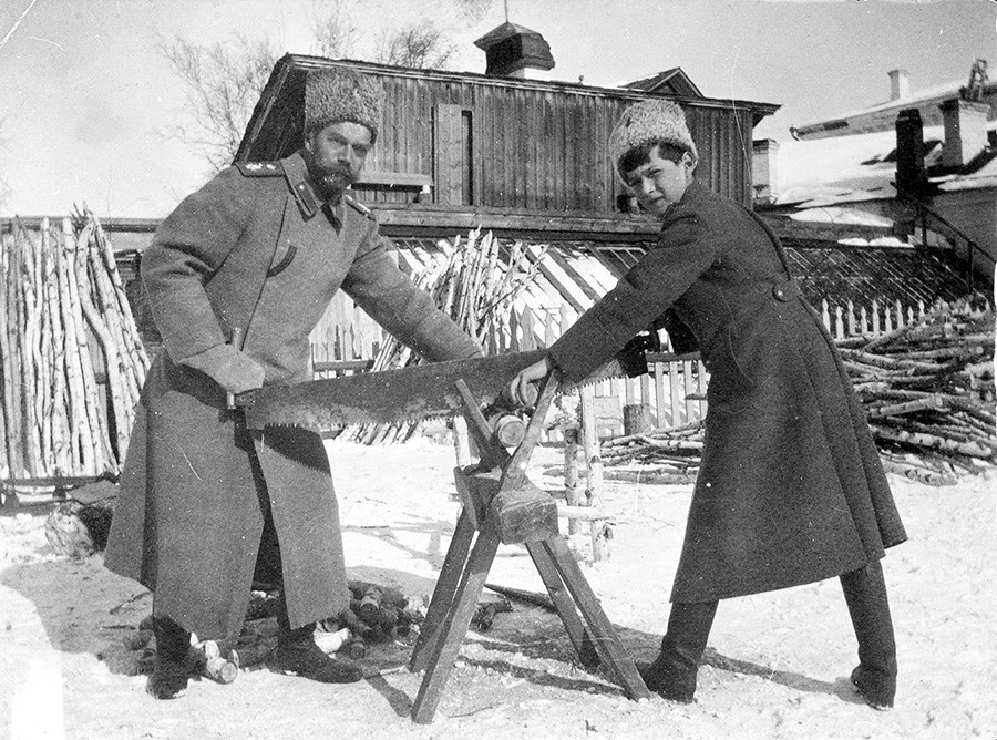 Николай II и Алексей режат дърво в Тоболск, 1917 г.