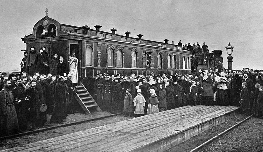 Ein Geistlicher im Dienst in der Nähe eines Eisenbahnkapellenautos auf der Westsibirischen Eisenbahn, 1898