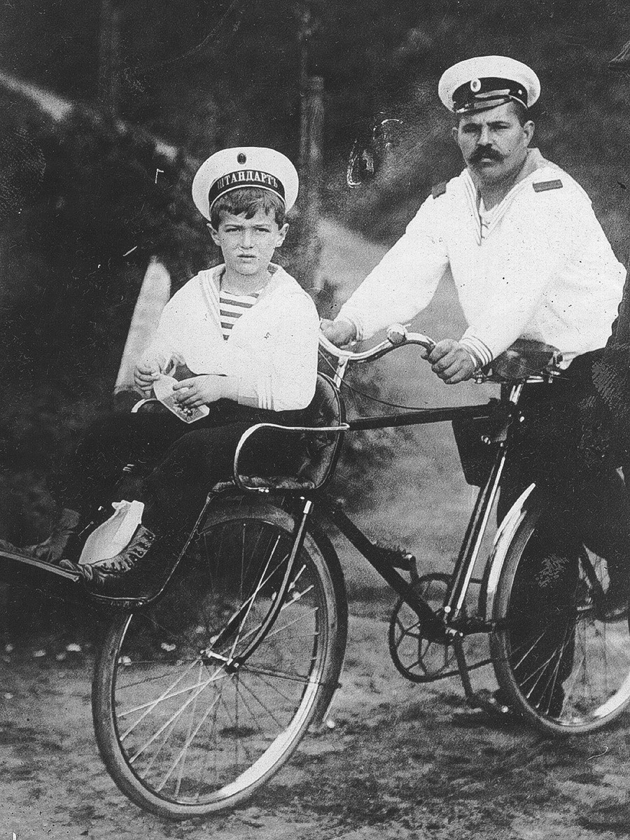 アレクセイ皇太子とボースンのデレヴェンコがフリートベルク 、ヘッセンで自転車に乗っている。1910年。