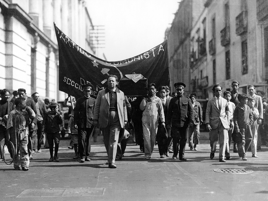 Diego Rivera comandando procissão de funeral  do líder cubano assassinado Julio Antonio Mella, em 1929 